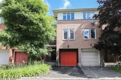 Att/Row/Townhouse in Manor Park - Cardinal Glen and Area