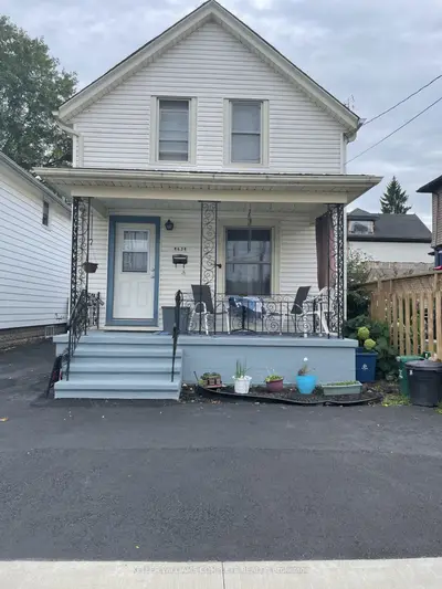 Detached in Niagara Falls