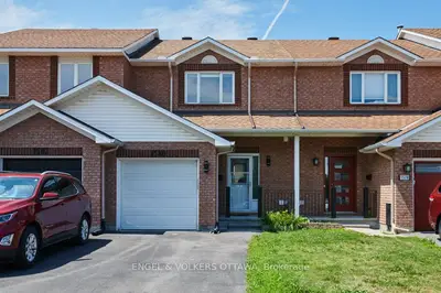 Att/Row/Townhouse in Orleans - Convent Glen and Area
