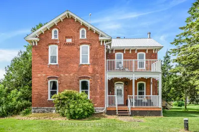 Detached in Champlain