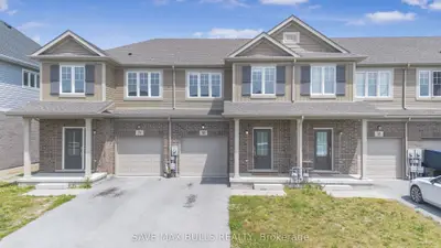 Att/Row/Townhouse in Welland
