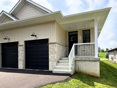 Att/Row/Townhouse in South Bruce
