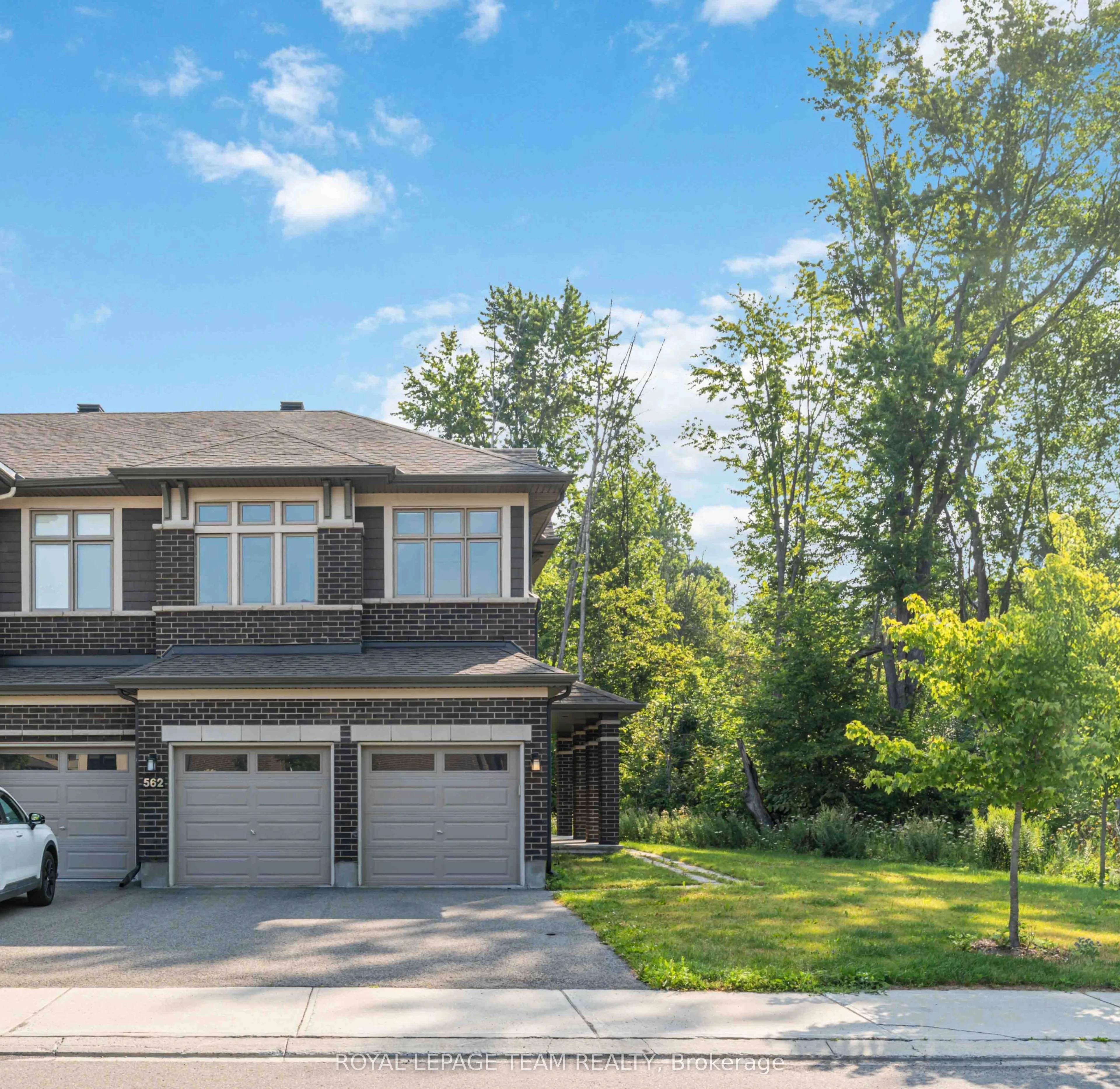 Att/Row/Townhouse in Blossom Park - Airport and Area