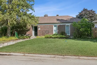Detached in Beacon Hill North - South and Area
