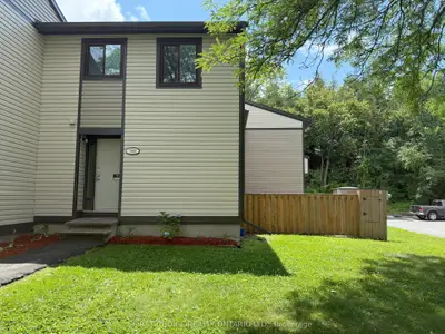Condo Townhouse in Orleans - Convent Glen and Area