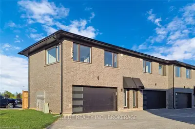 Att/Row/Townhouse in Pelham