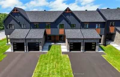 Att/Row/Townhouse in Russell