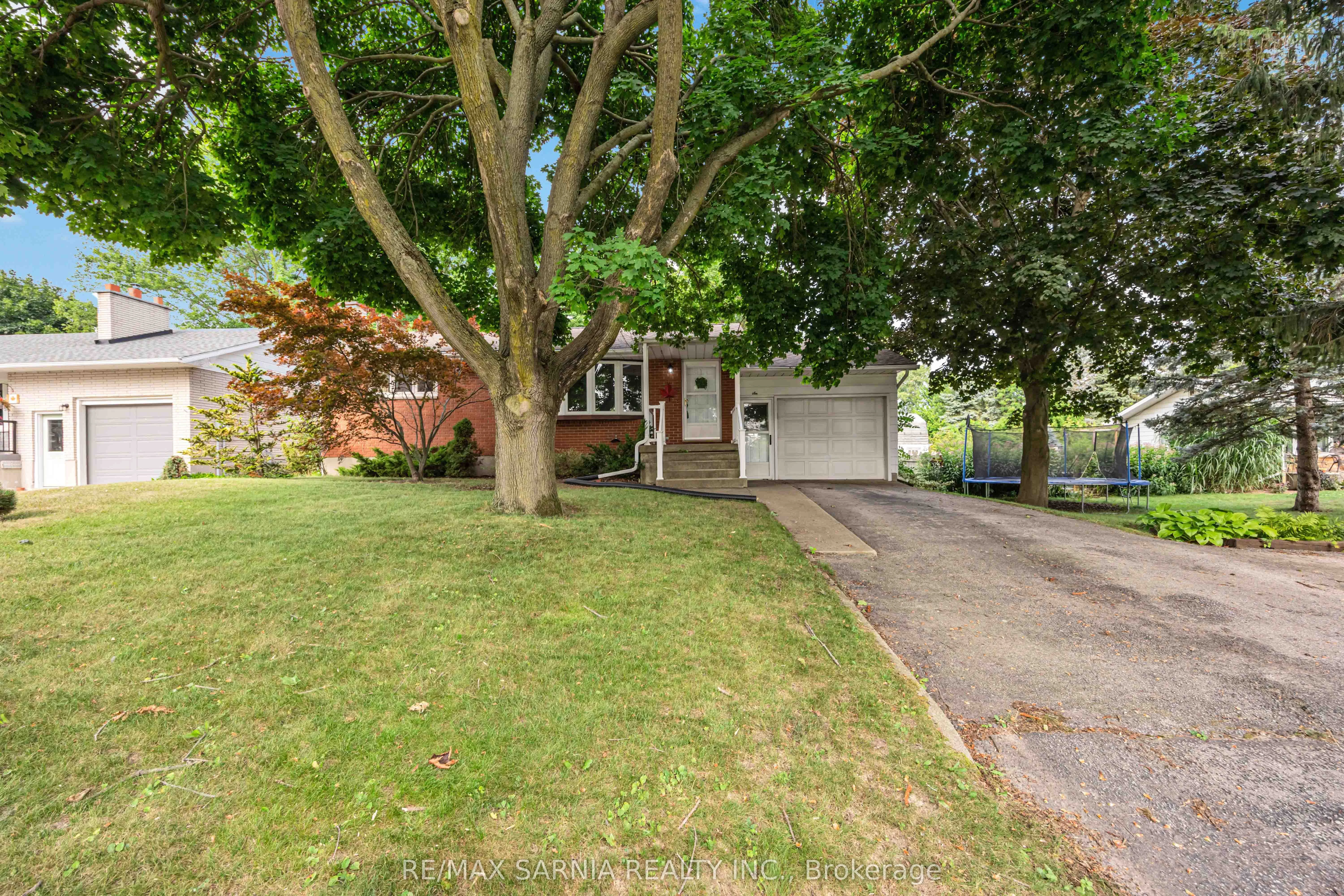 6 Park Lane, Lambton Shores, ON N0N 1J0
