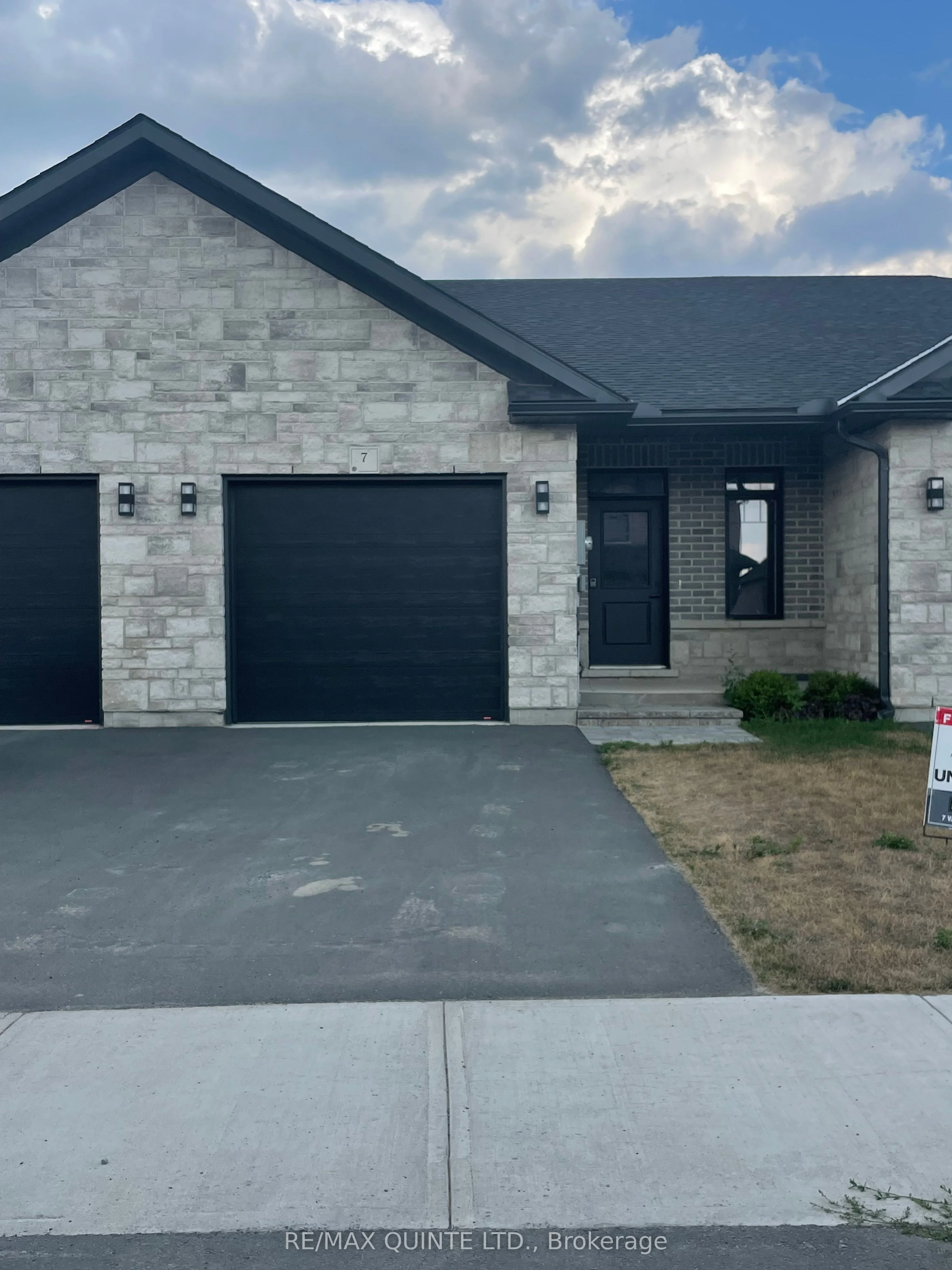 Att/Row/Townhouse in Belleville