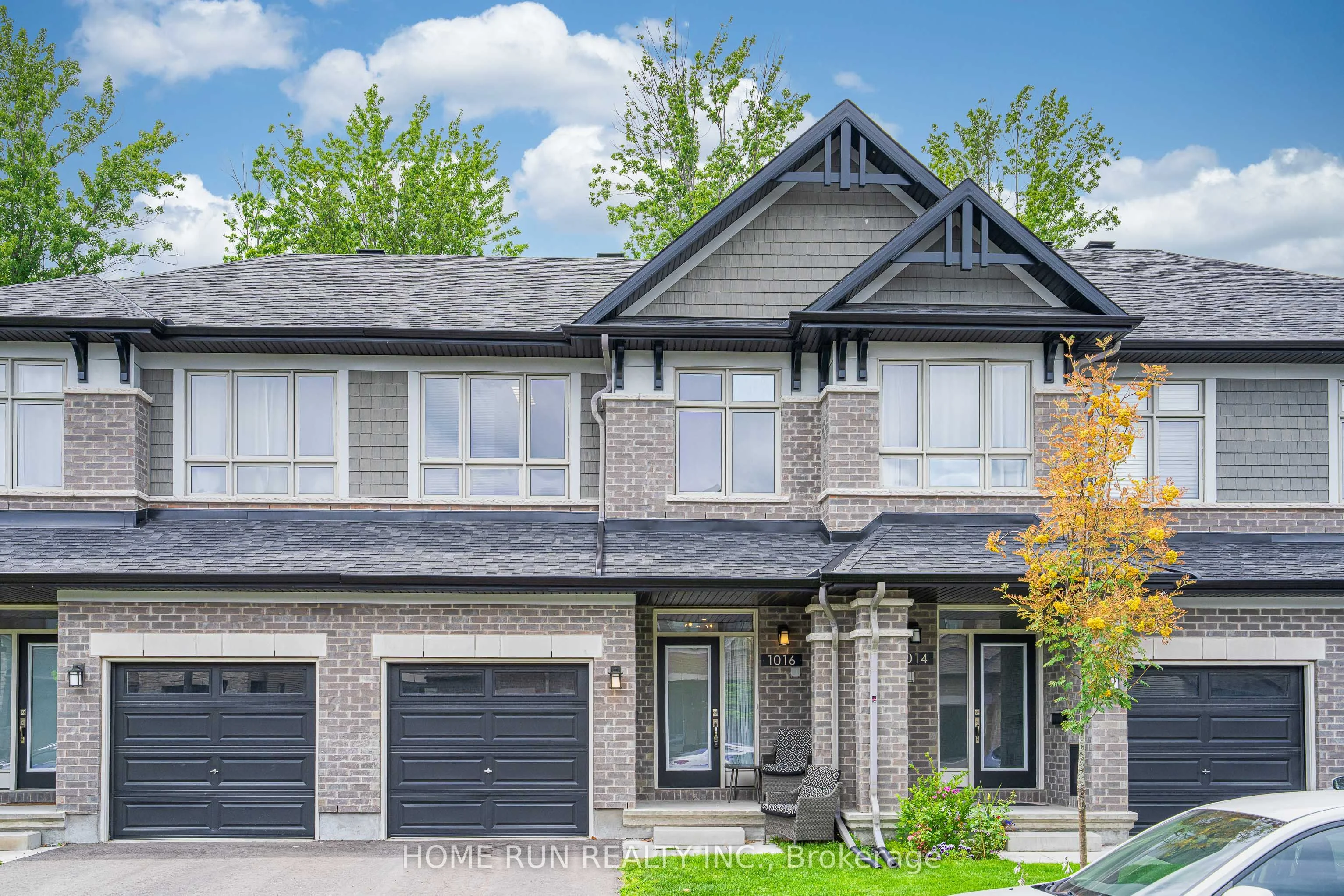 Att/Row/Townhouse in Blossom Park - Airport and Area