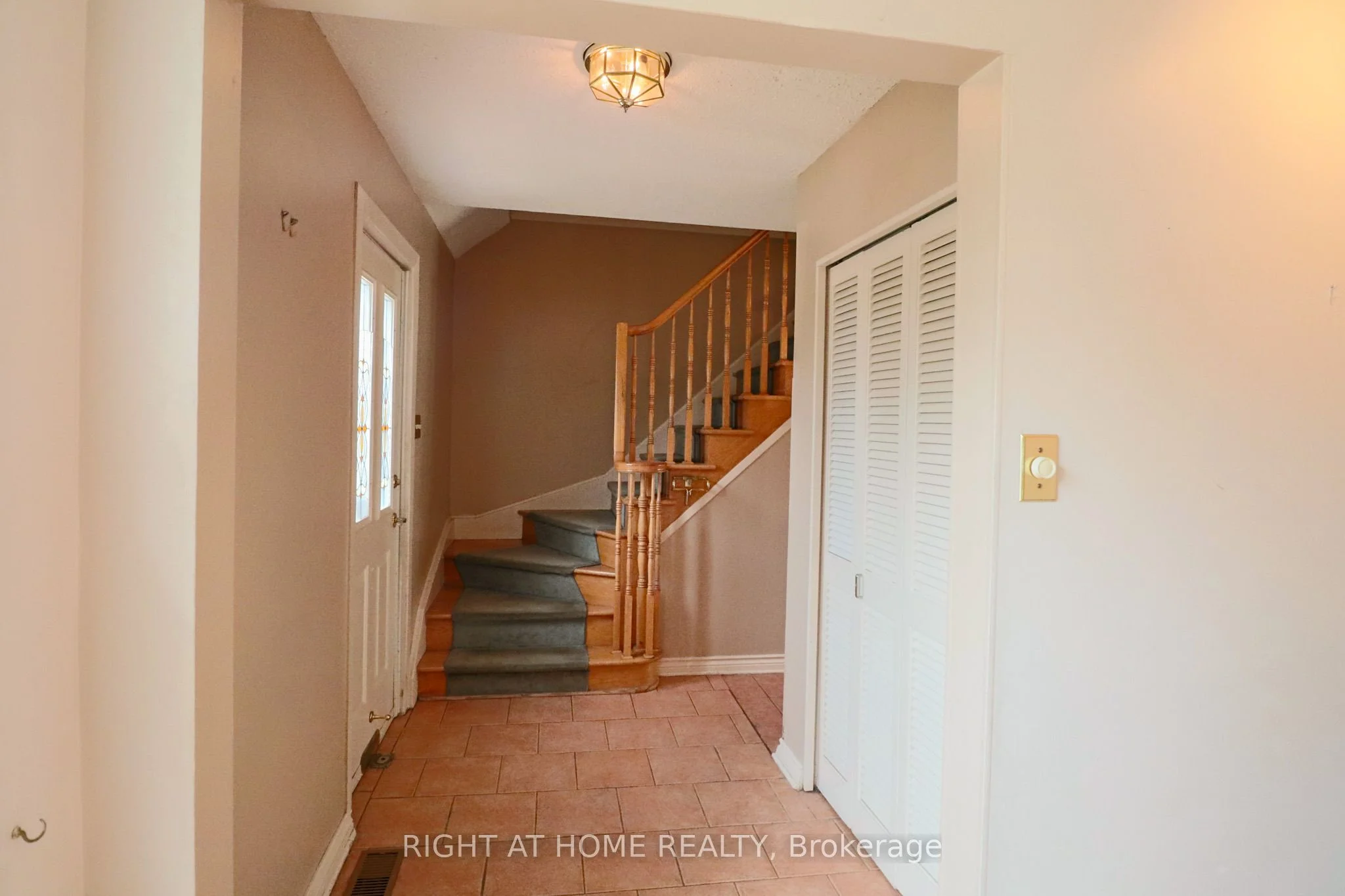 841 Thorndale Drive, Billings Bridge - Riverside Park and Area, ON K1V 6Y1