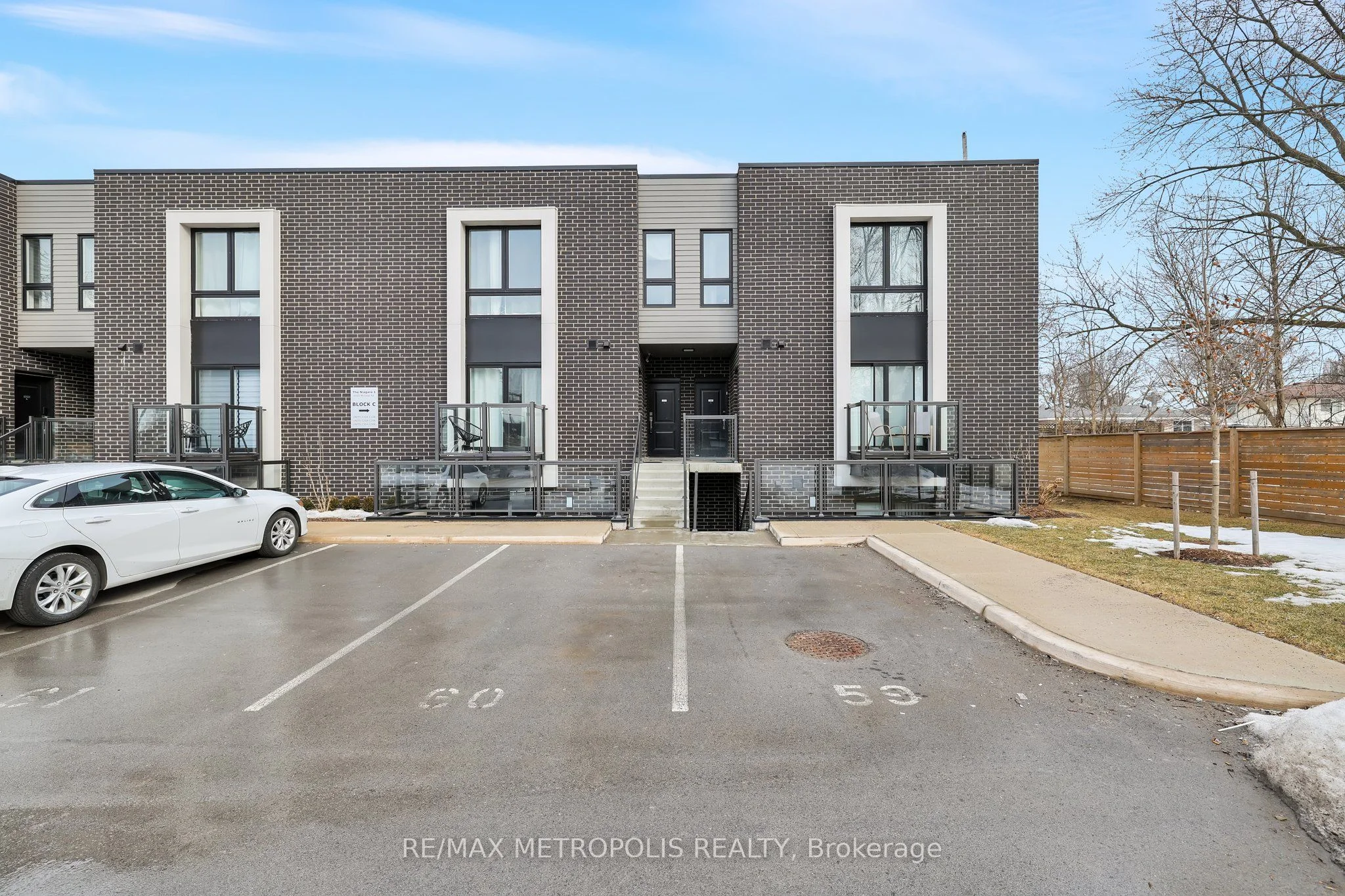 6065 Mcleod Road 106, Niagara Falls, On L2g 3e7