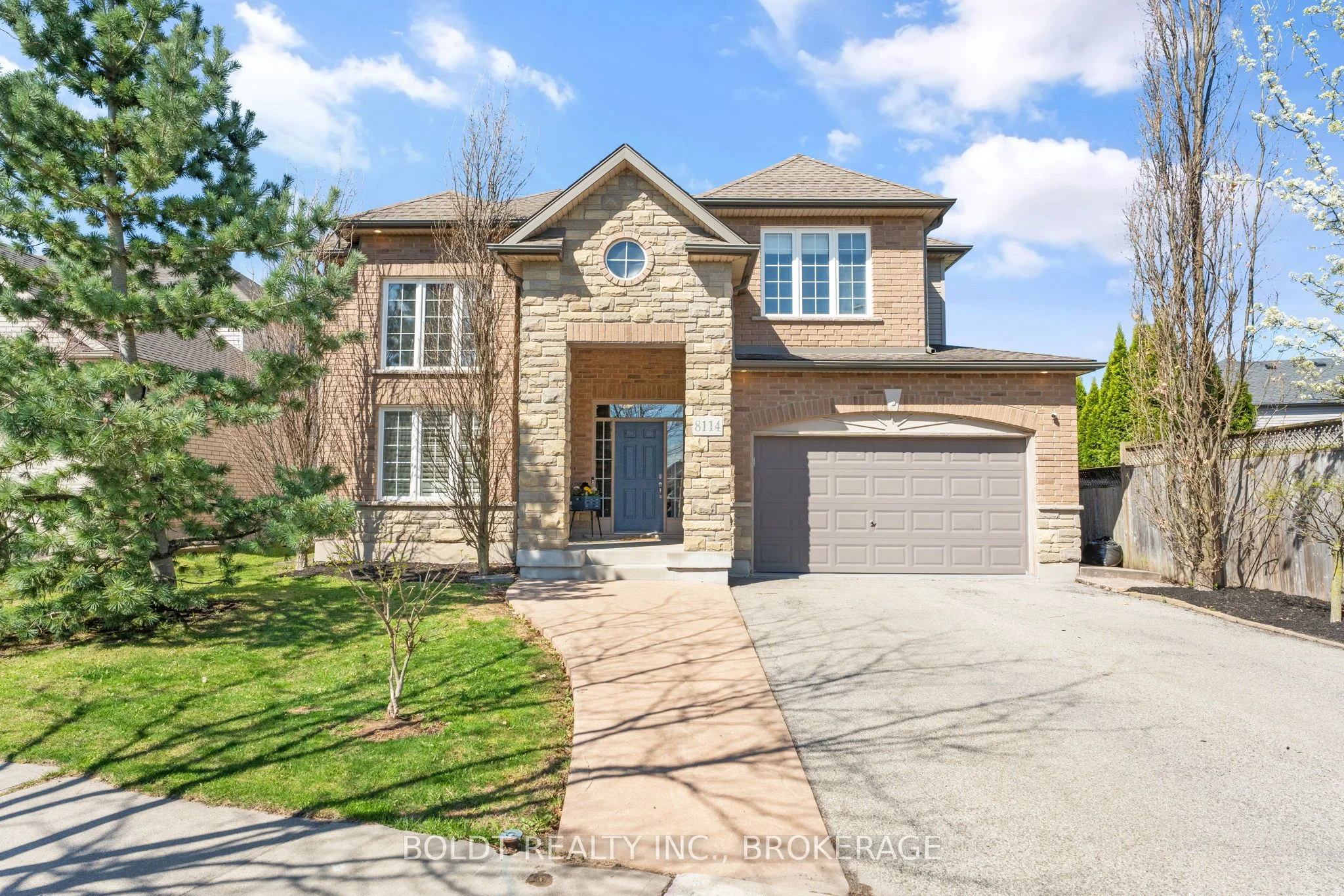 Detached in Niagara Falls
