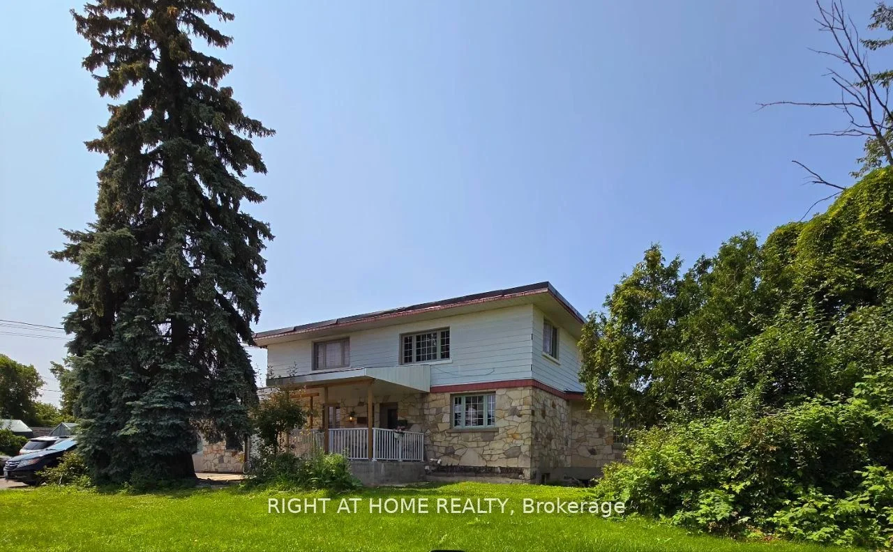 Triplex in Beacon Hill North - South and Area