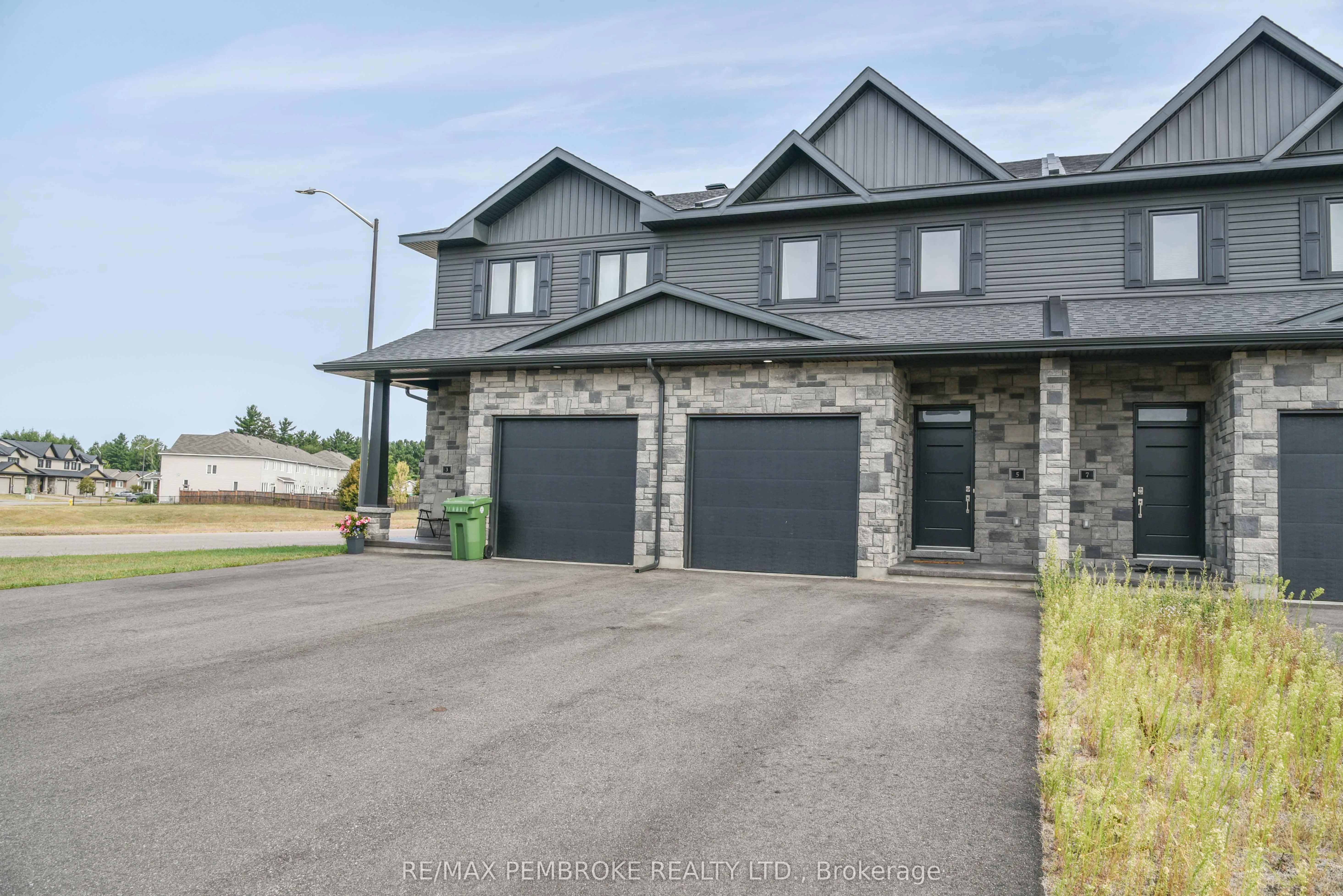 5 Chad Street, Petawawa, ON K8H 0G9