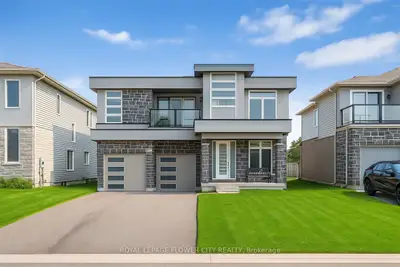 Detached in Niagara Falls