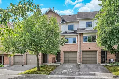 Condo Townhouse in Hamilton