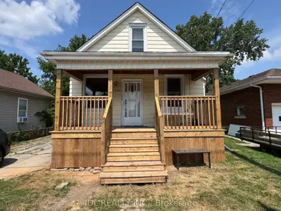 Detached in Niagara Falls