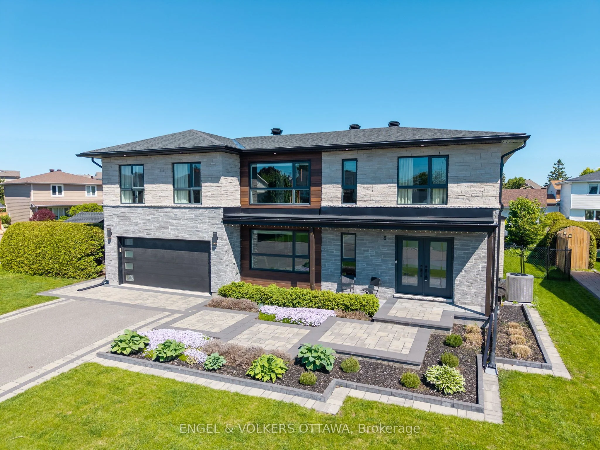 8 Roselawn Court, South of Baseline to Knoxdale, ON K2G 4J2