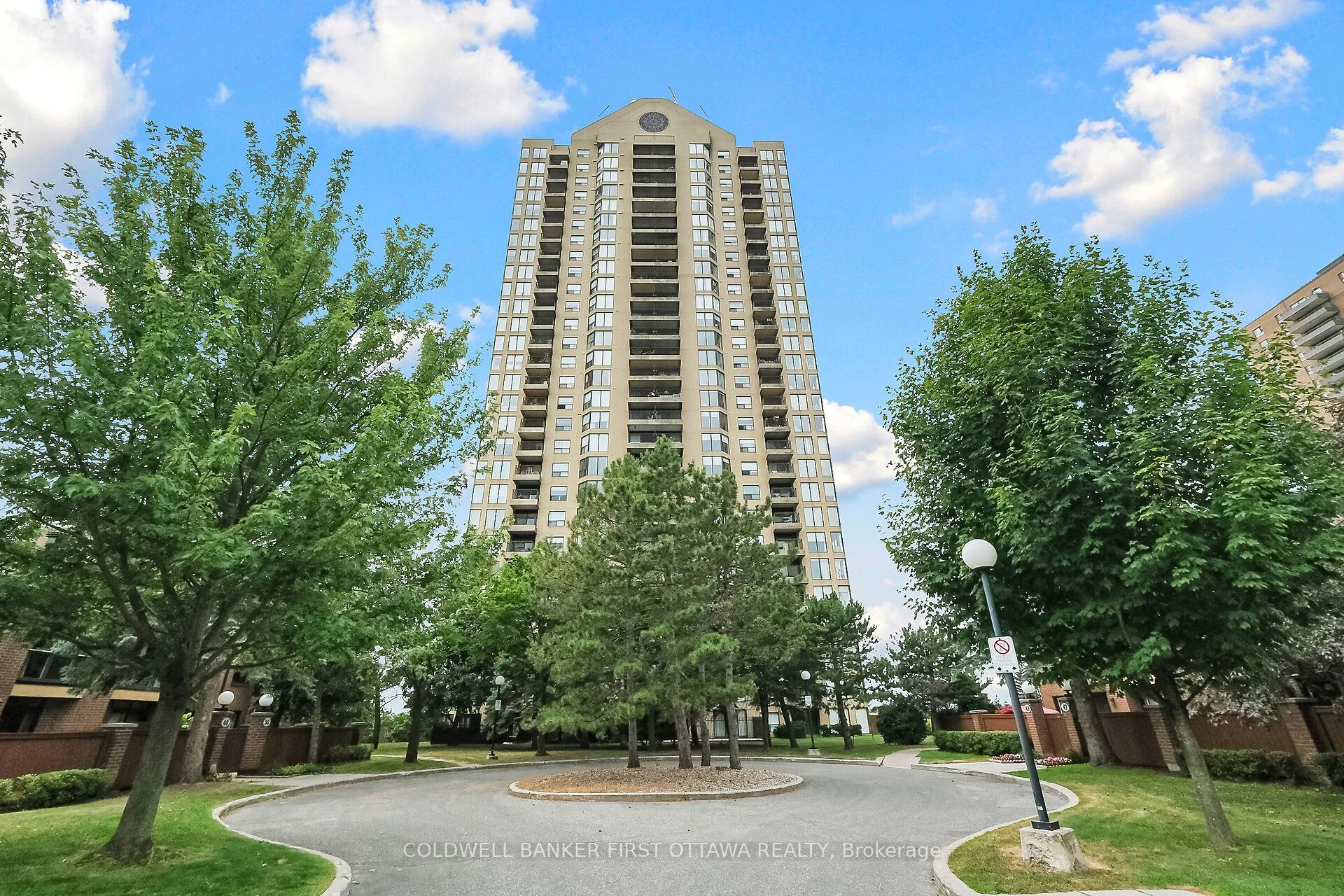 545 St Laurent Boulevard 403, Manor Park - Cardinal Glen and Area, ON K1K 4H9