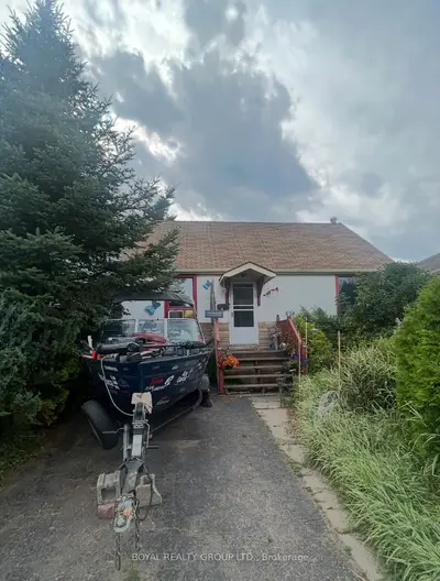 Detached in Thunder Bay