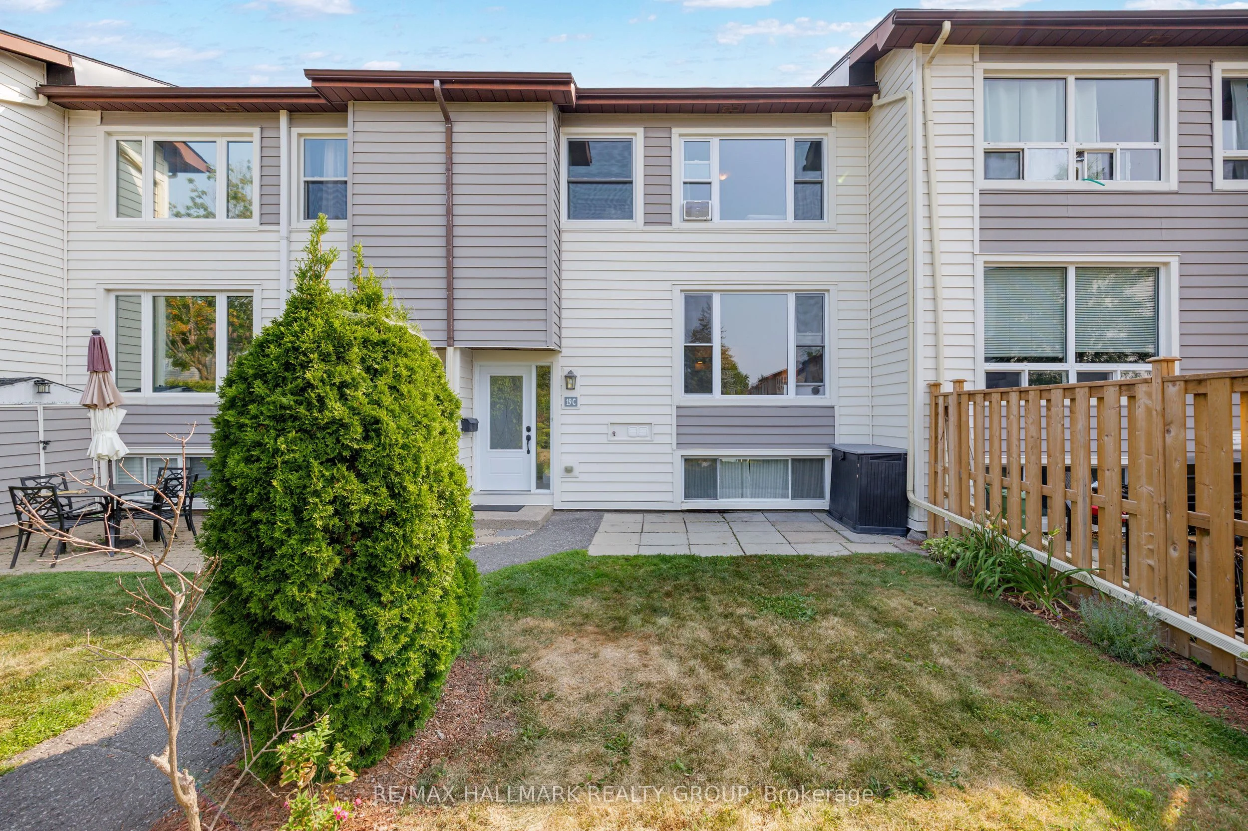 Condo Townhouse in South of Baseline to Knoxdale