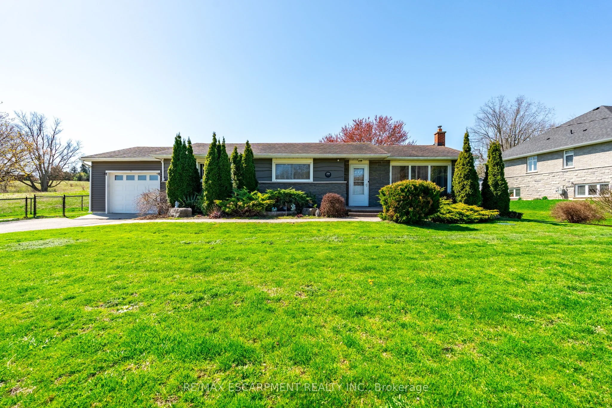 258 Oakhill Drive, Brantford, ON N3T 5L7