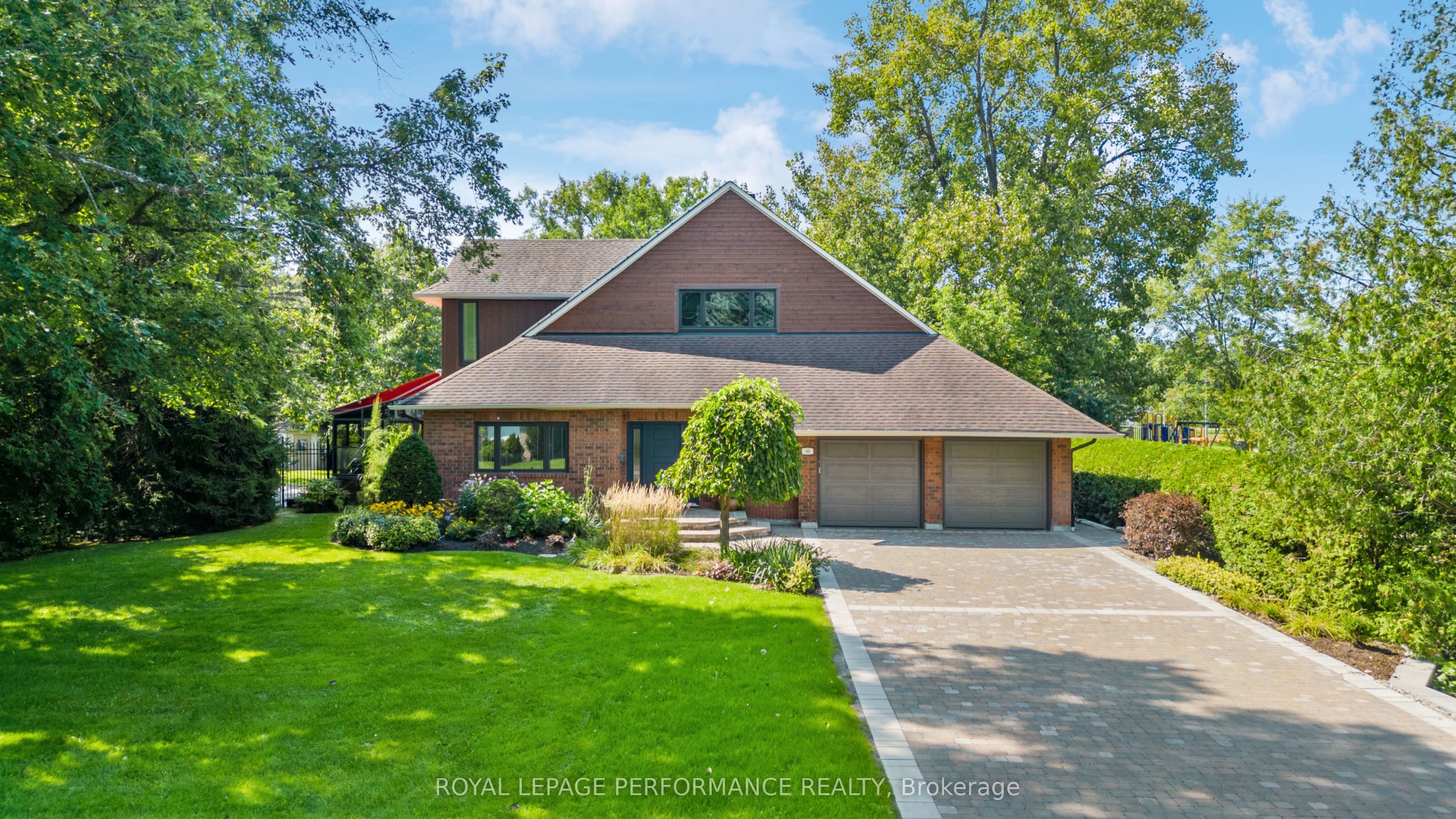 Detached in Beacon Hill North - South and Area