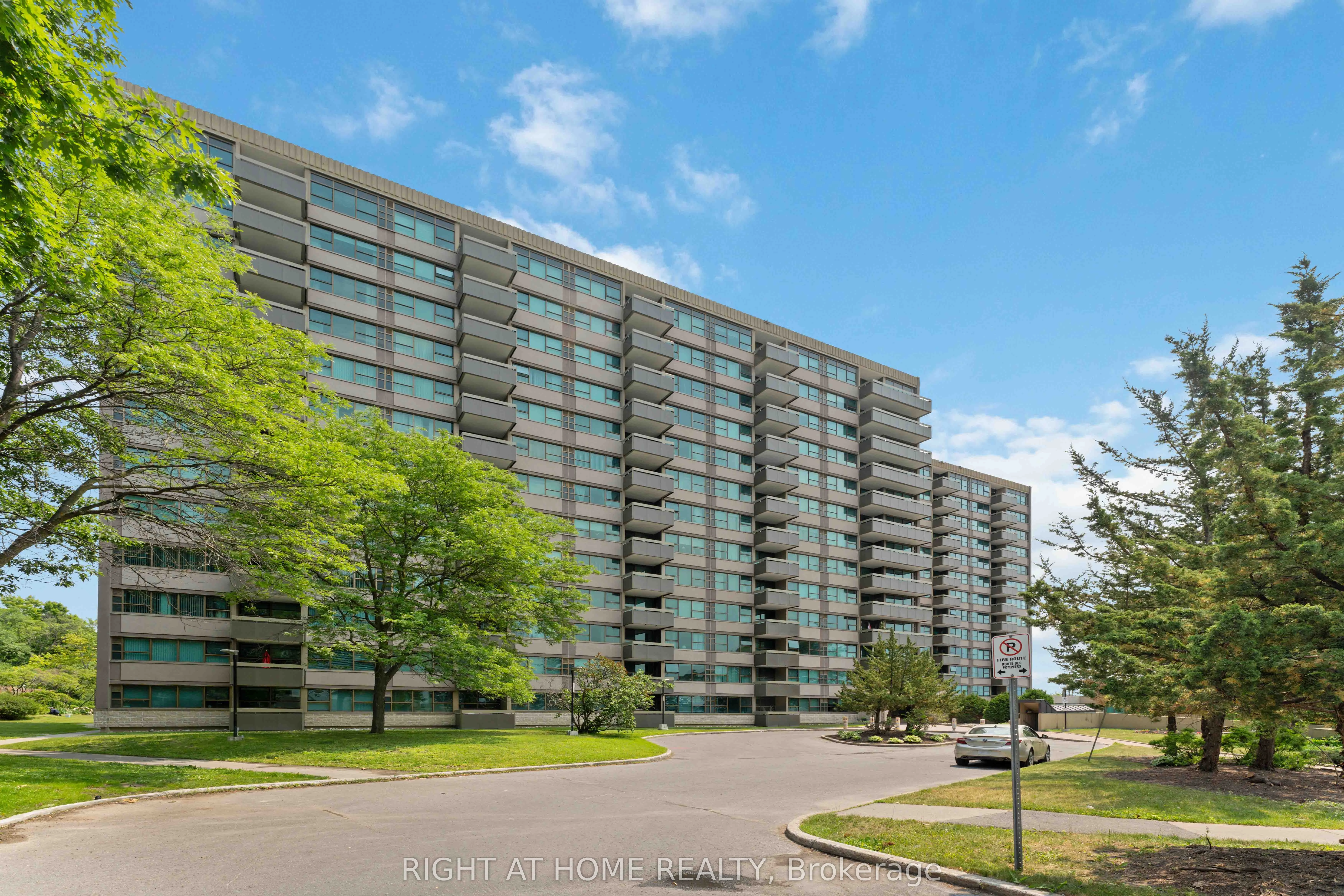 555 Brittany Drive 302, Manor Park - Cardinal Glen And Area, On K1k 4c5
