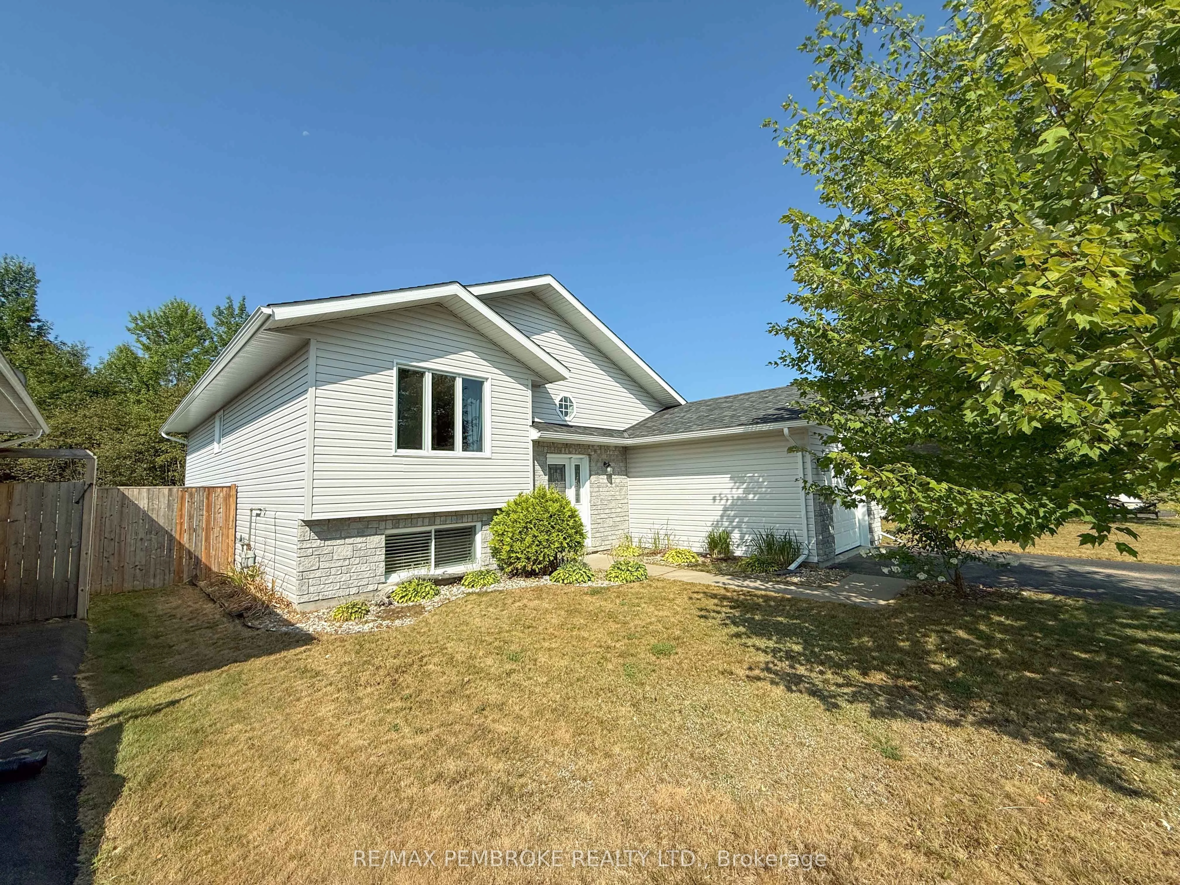49 Oak Avenue, Petawawa, On K8h 0b5
