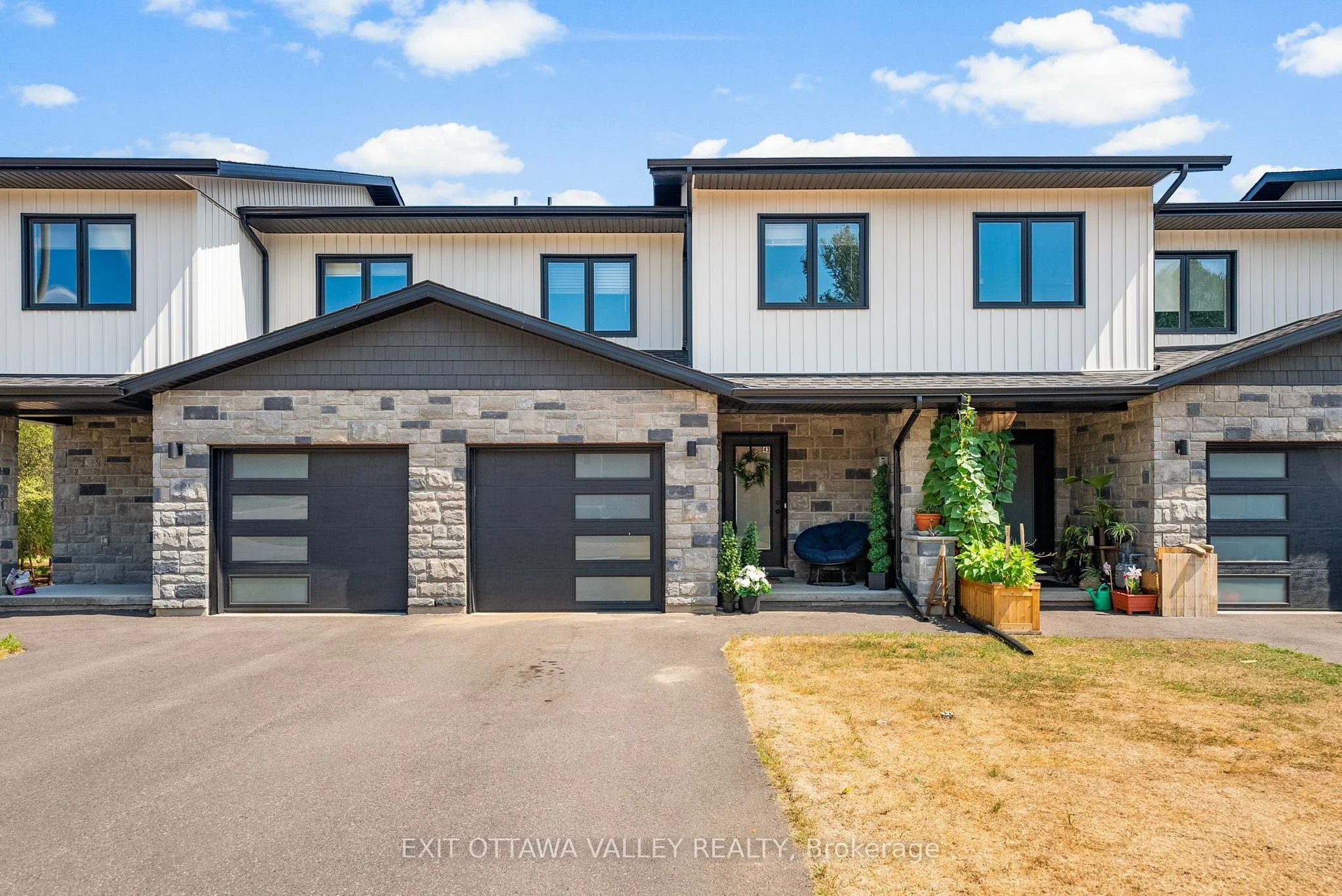 43 Northbrook Road, Petawawa, On K8h 3n5