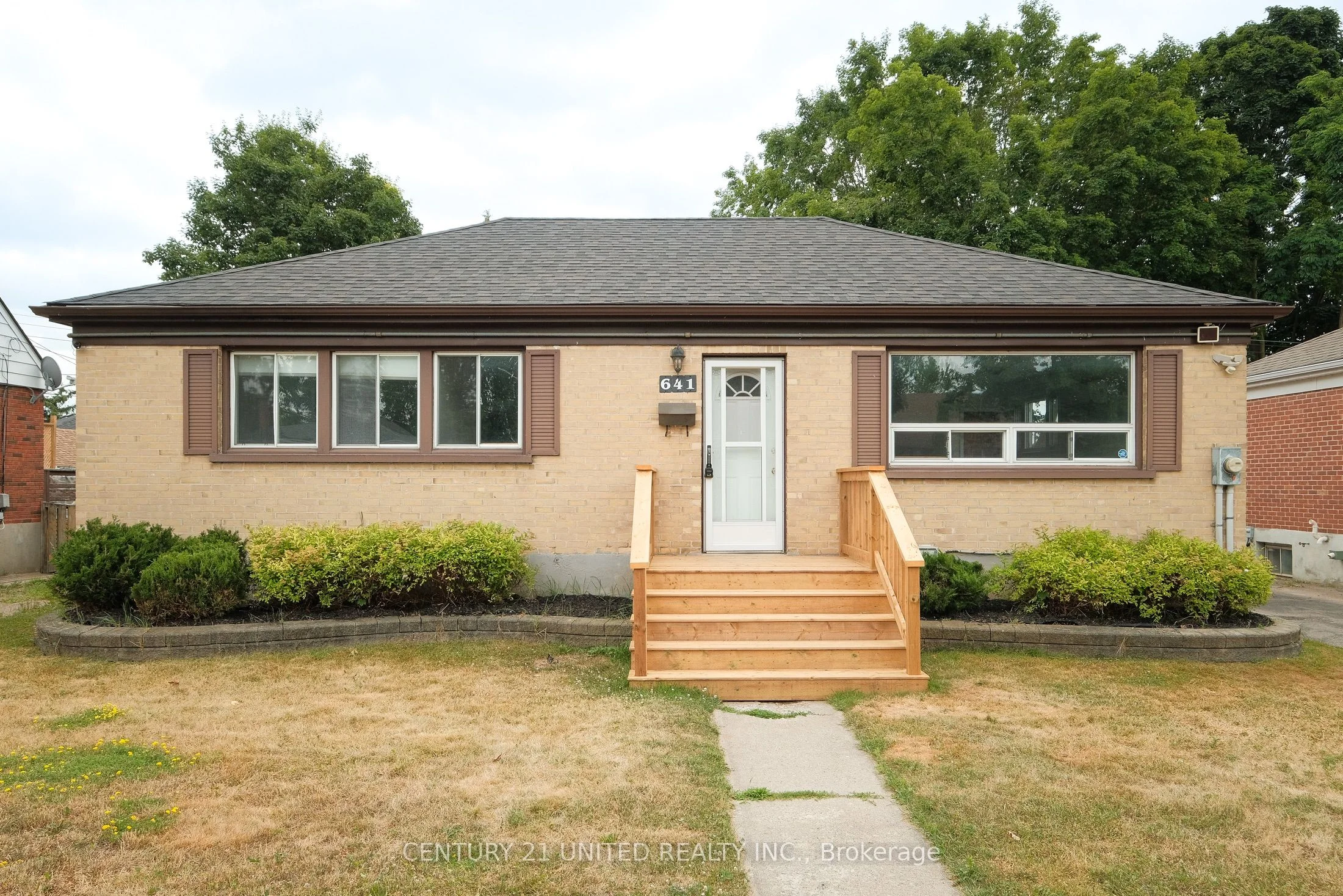 641 Bellaire Street, Peterborough, ON K9J 3Y5