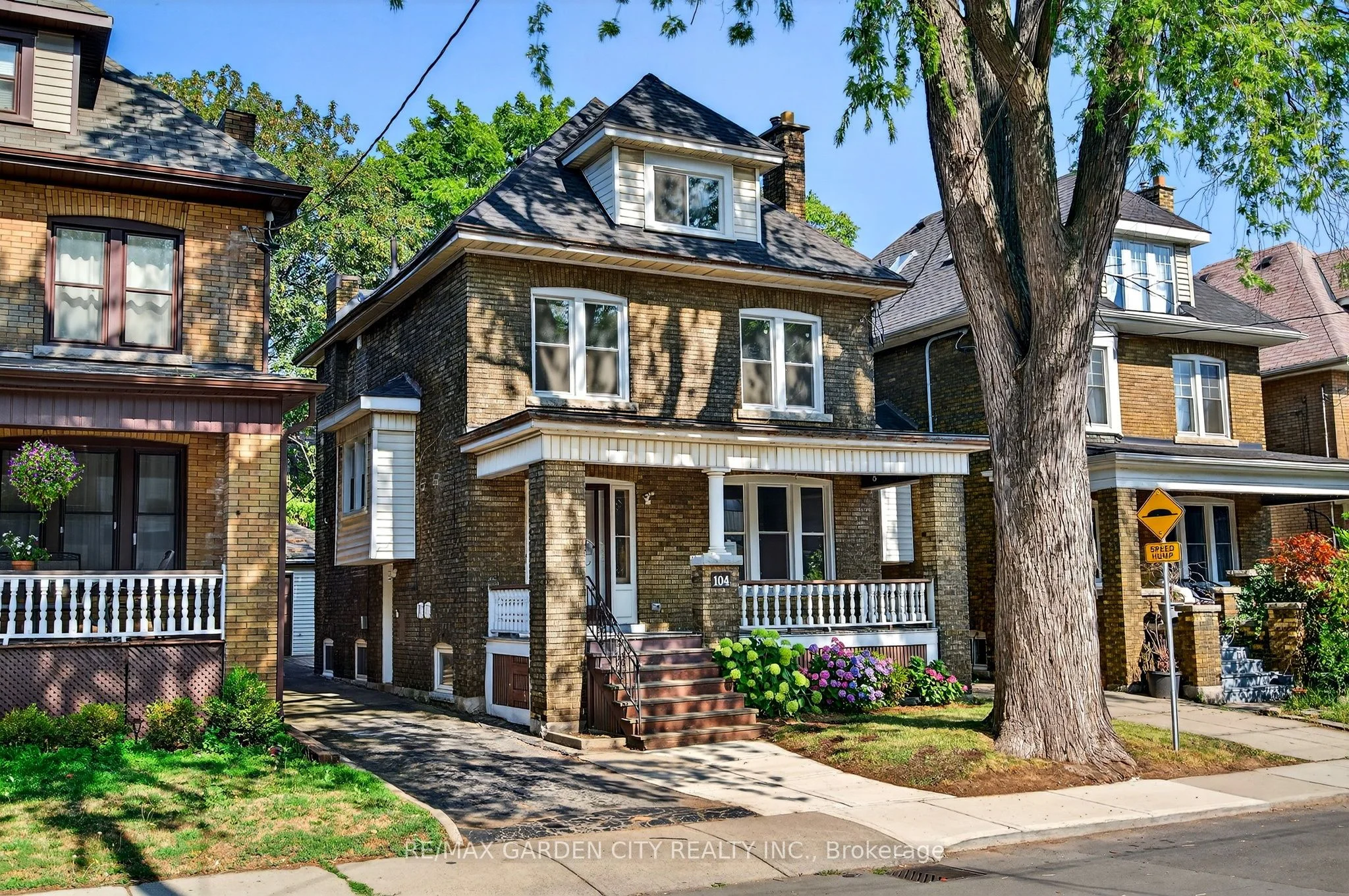 104 Carrick Avenue Upper, Hamilton, ON L8M 2W6