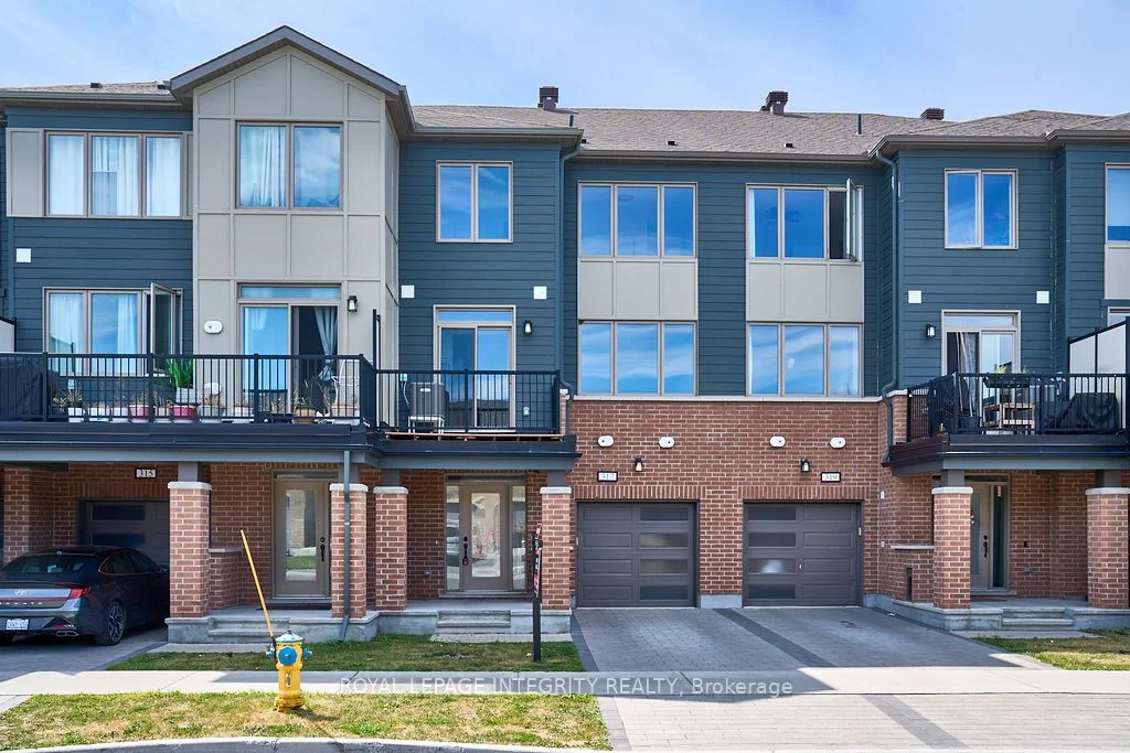 Att/Row/Townhouse in Manor Park - Cardinal Glen and Area