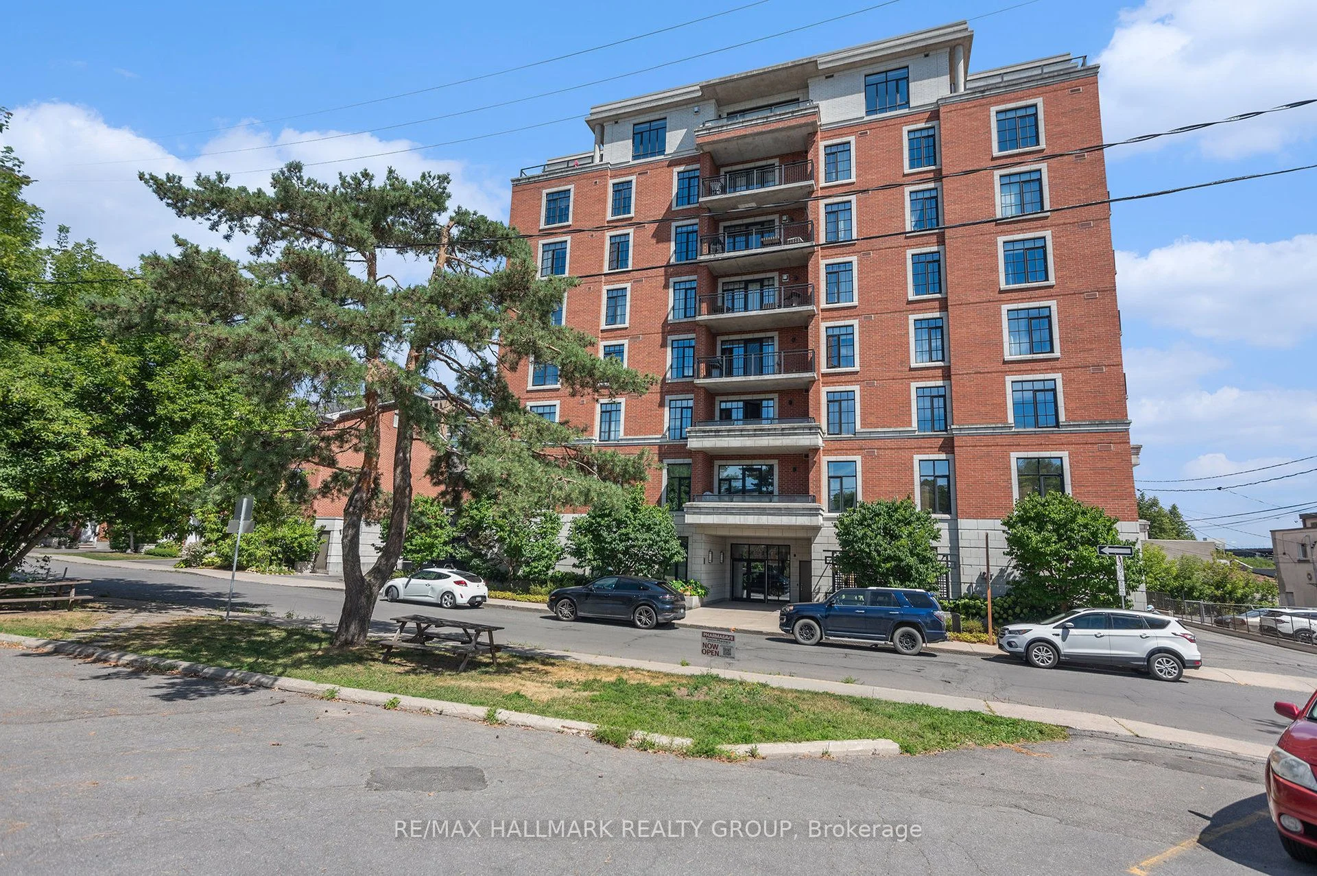 327 Breezehill Avenue S 205, Dows Lake - Civic Hospital and Area, ON K1Y 1R6