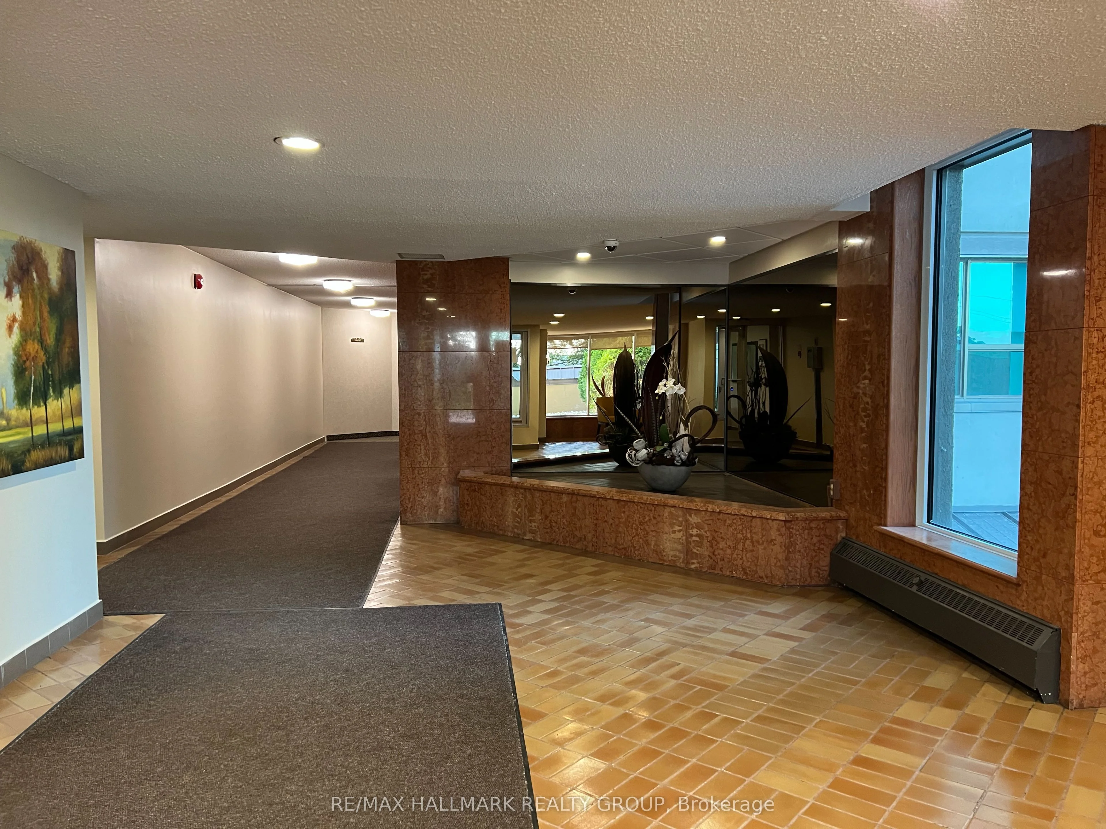 555 Brittany Drive 102, Manor Park - Cardinal Glen and Area, ON K1K 4C5