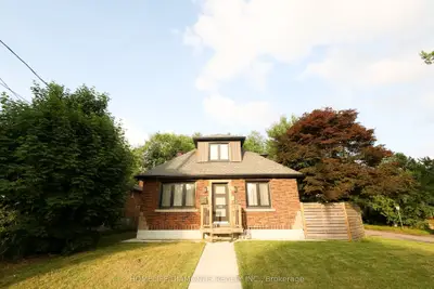 Detached in Niagara Falls