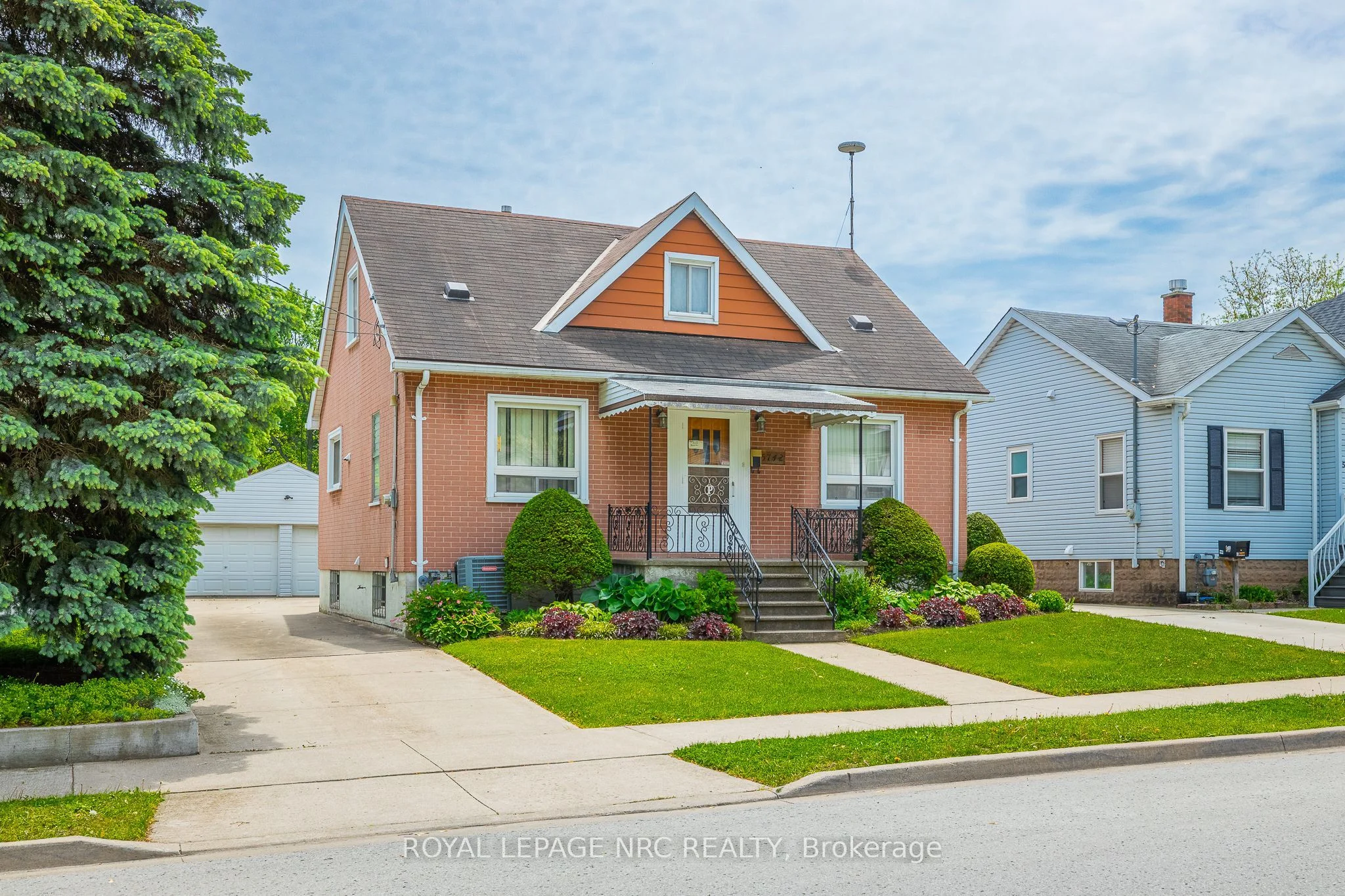 5742 Robinson Street, Niagara Falls, ON L2G 2B2