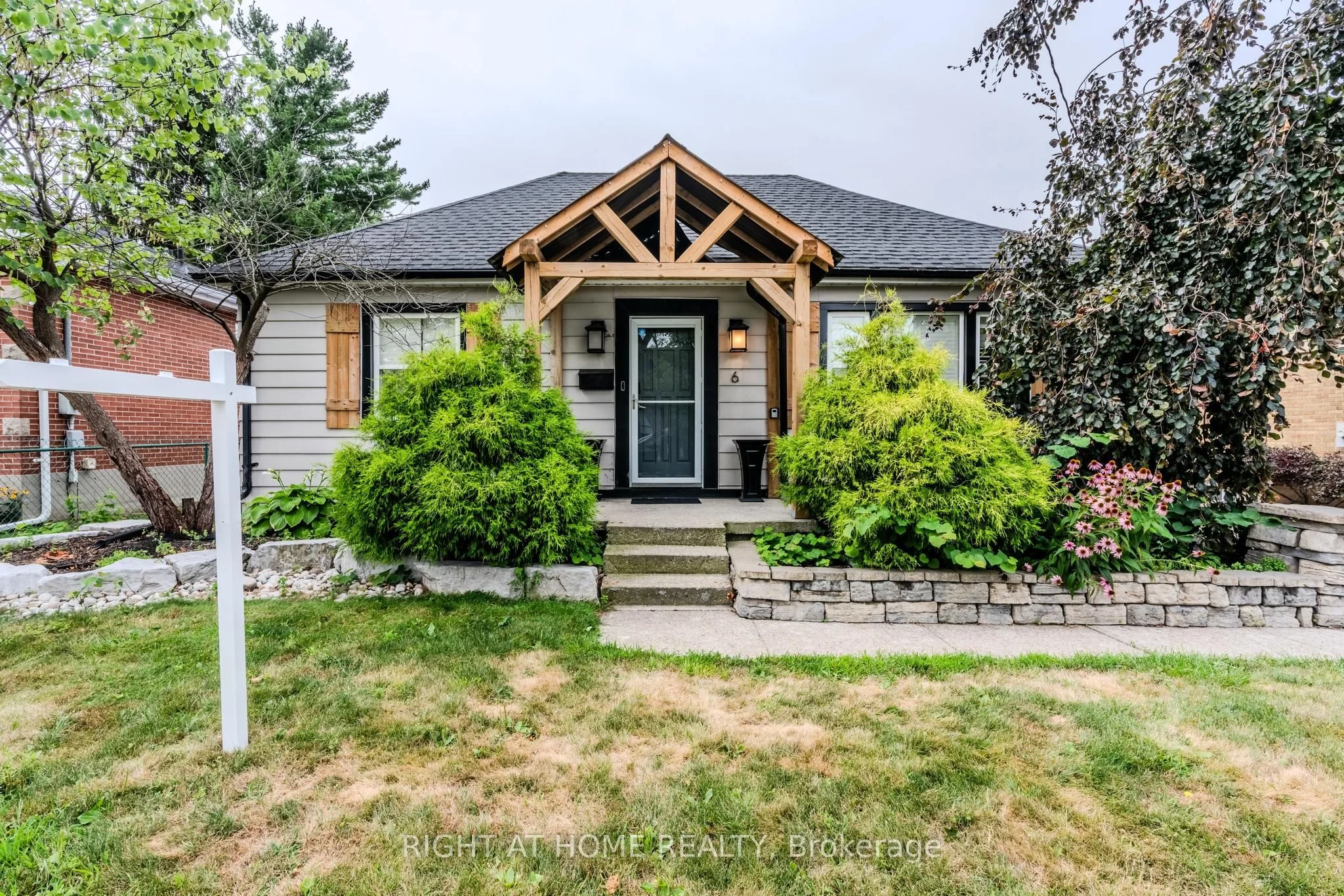 6 Sussex Avenue, Brant, ON N3R 2G6