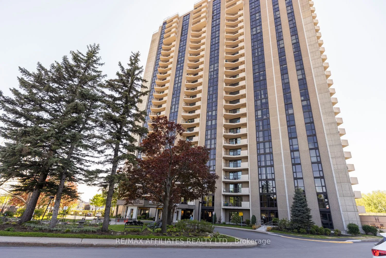 Condo Apartment in Woodroffe