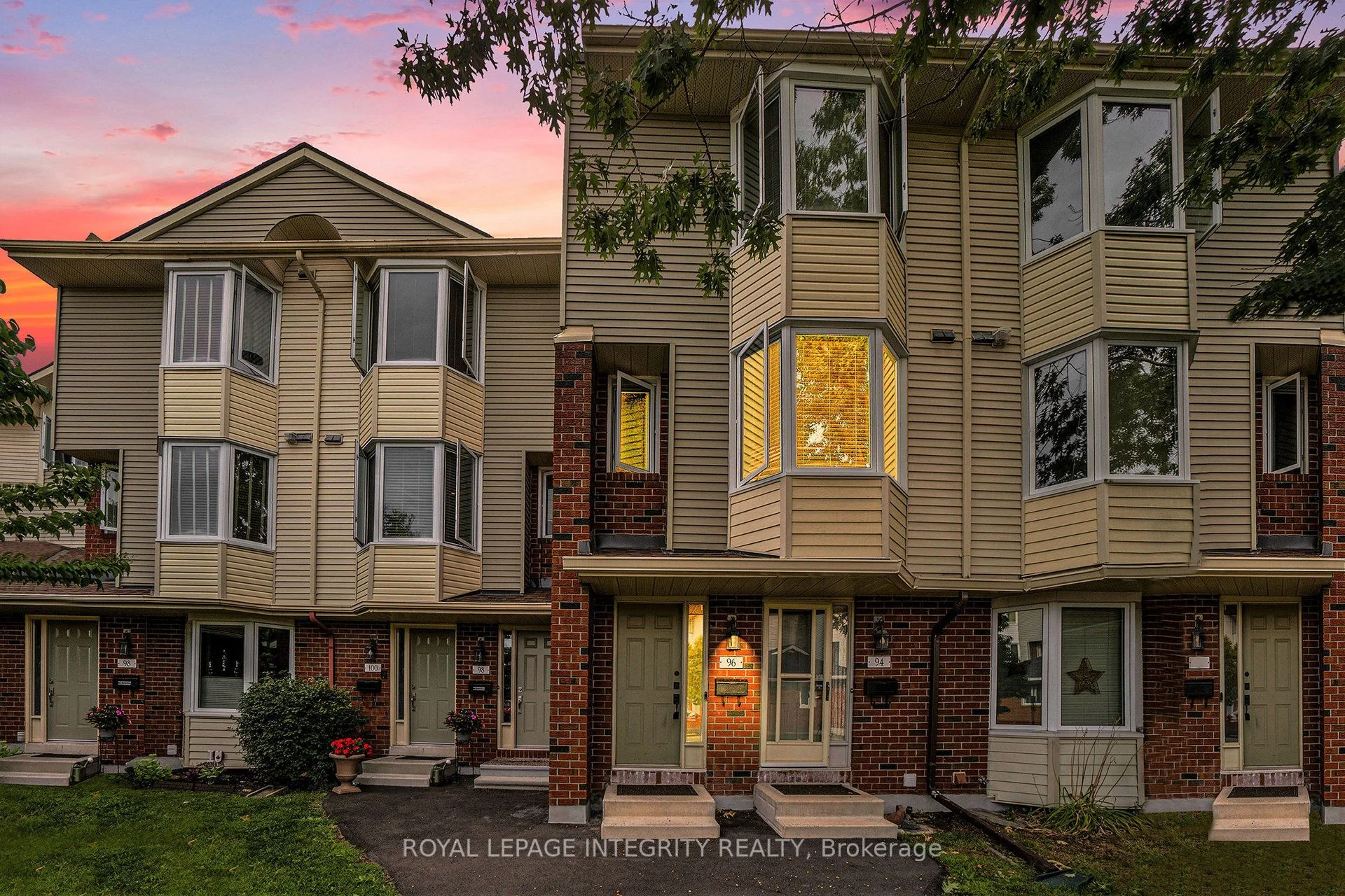 96 Haxby Private, Hunt Club - South Keys and Area, ON K1T 3C4