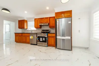 Detached in Niagara Falls