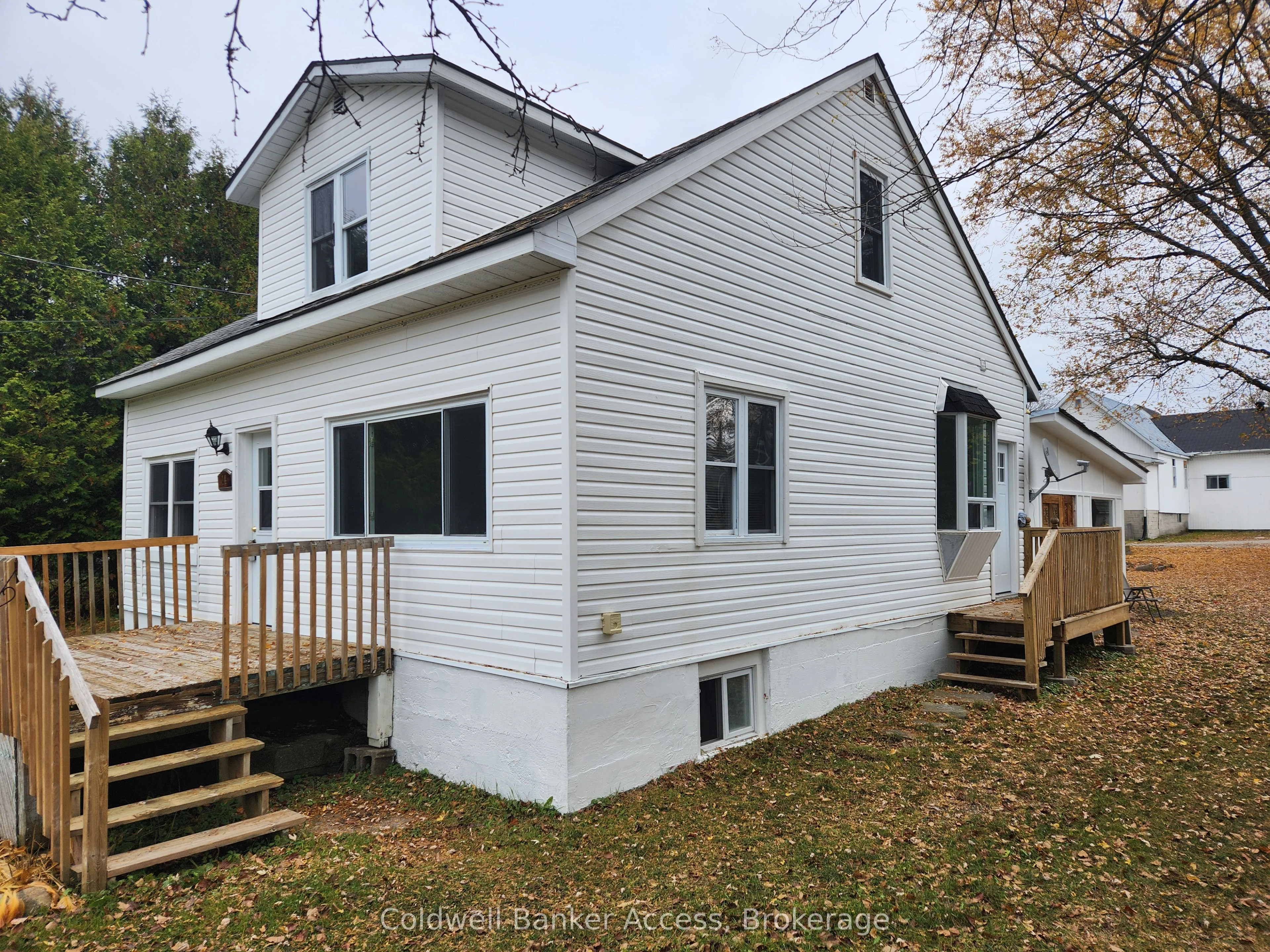14 Joseph Street Main and Upper, Georgian Bay, ON P0C 1H0