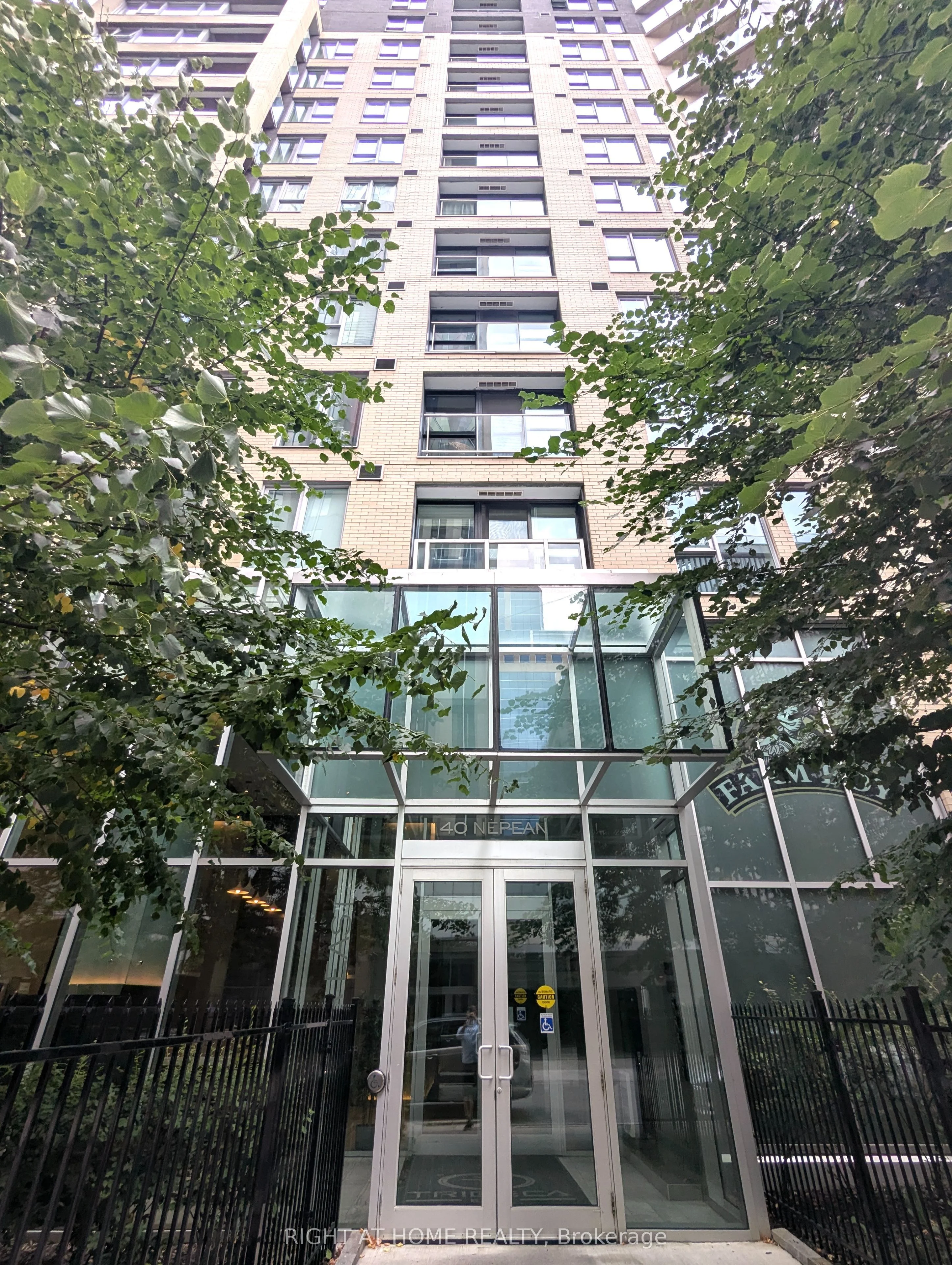 40 Nepean Street 2404, Ottawa Centre, On K2p 0x5