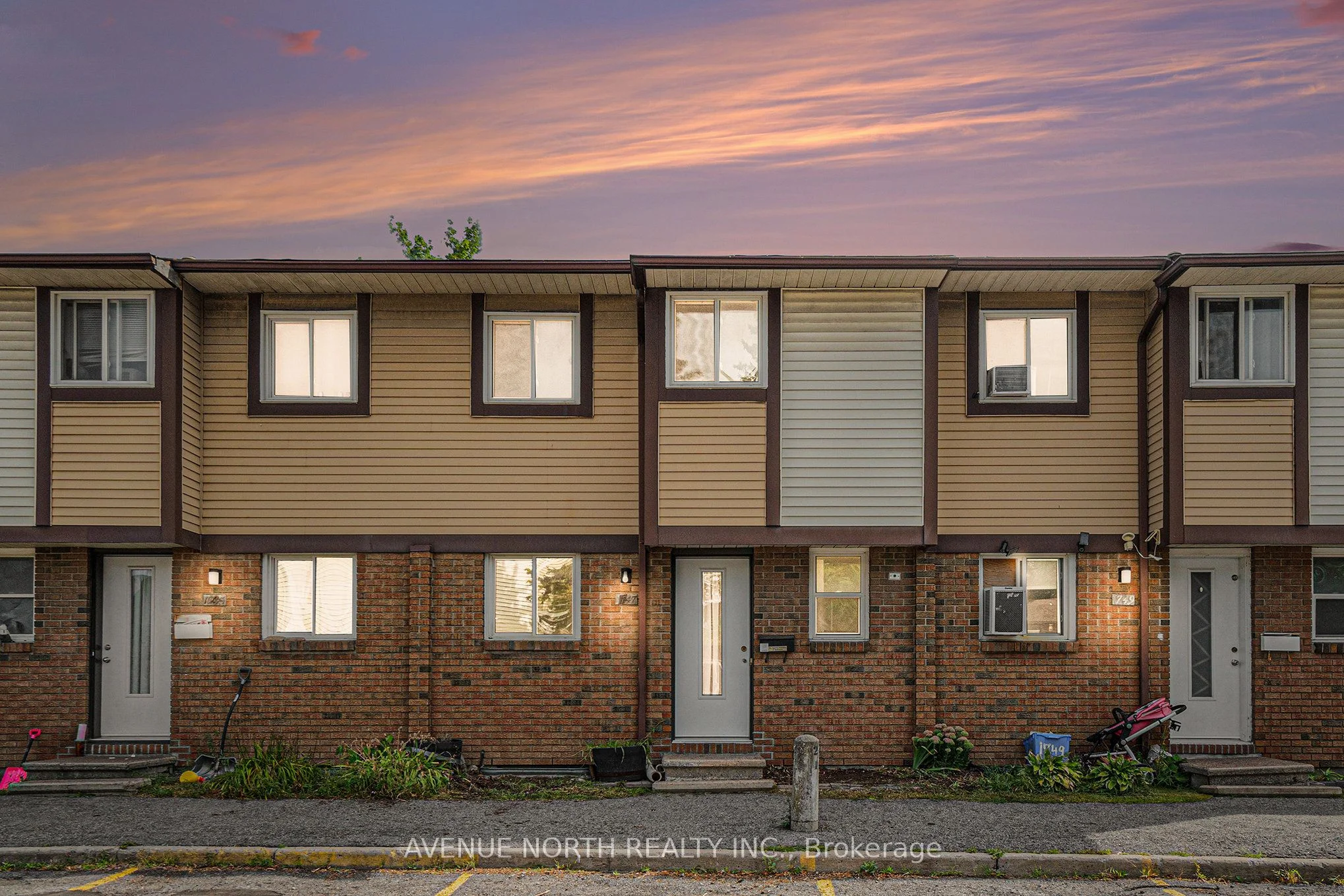 1747 Dondale St, Street, Cyrville - Carson Grove - Pineview, ON K1B 5H7