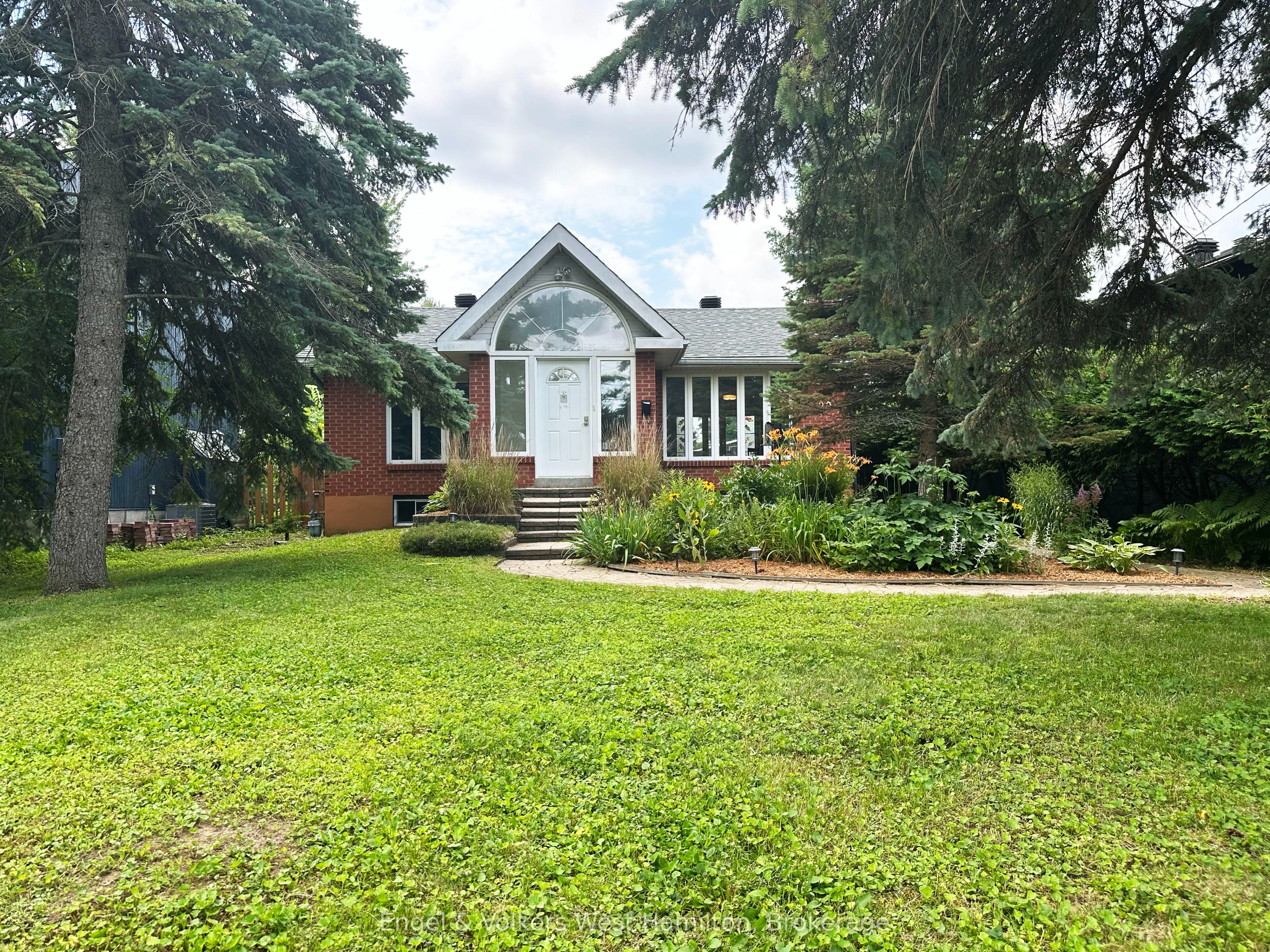 20 Nesbitt Street E, Crystal Bay - Rocky Point - Bayshore, ON K2H 8C6