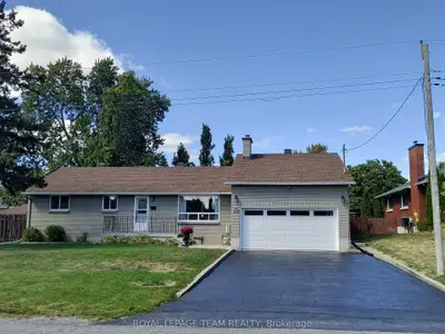 Detached in Meadowlands - Crestview and Area