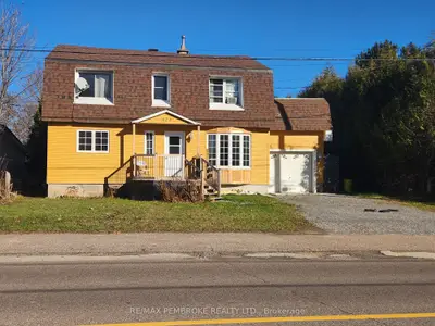 Triplex in Pembroke