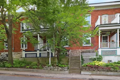 Att/Row/Townhouse in West Centre Town