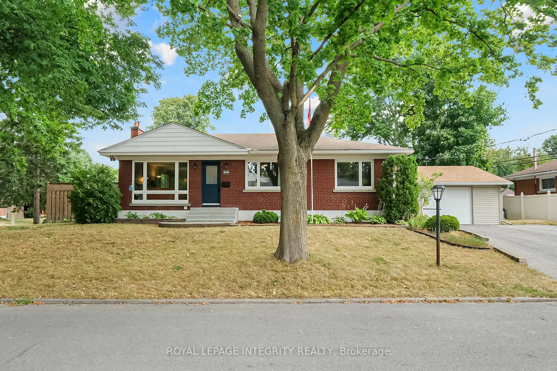 840 Cork Street, Elmvale Acres and Area, ON K1G 1Y2